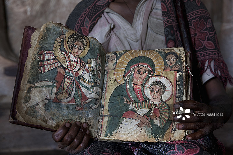 手持旧约圣经的东正教牧师图片素材