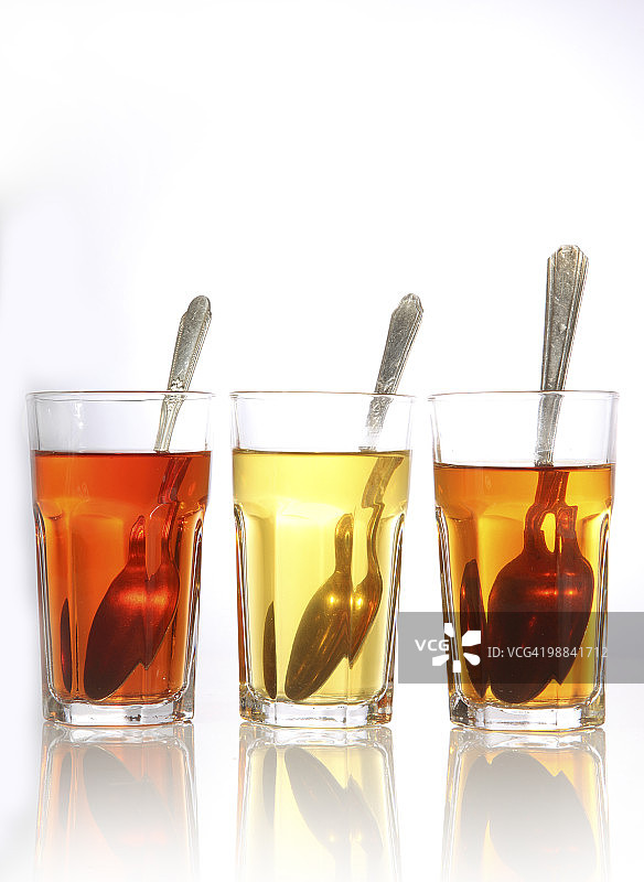 红色、绿色和黑色茶饮与茶匙图片素材