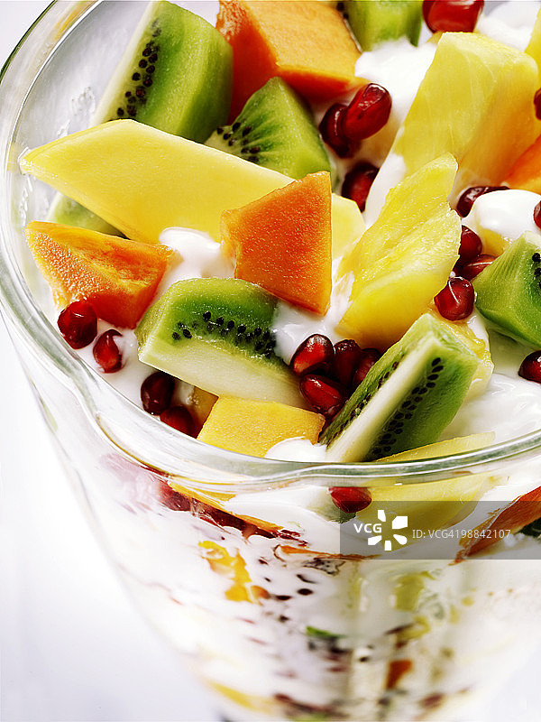 大搅拌机里的热带冰沙图片素材