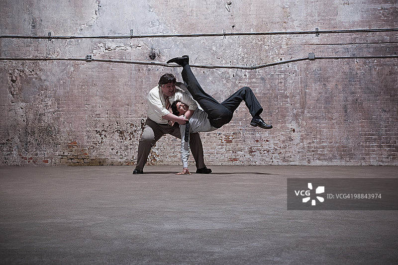 仓库里打架的人图片素材