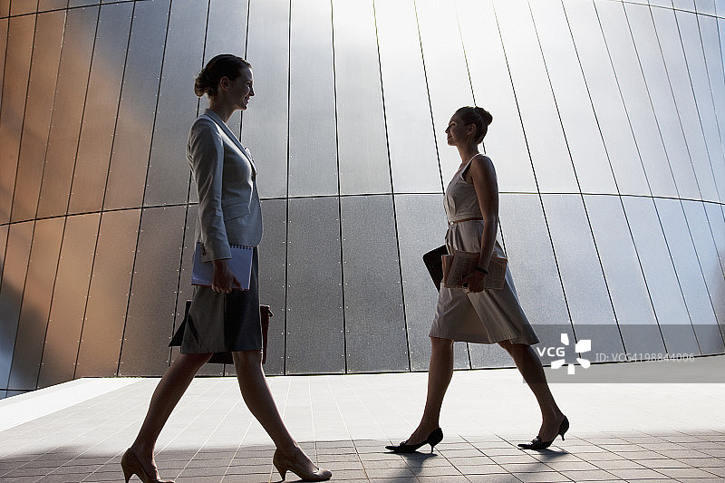 在户外行走的女商人图片素材