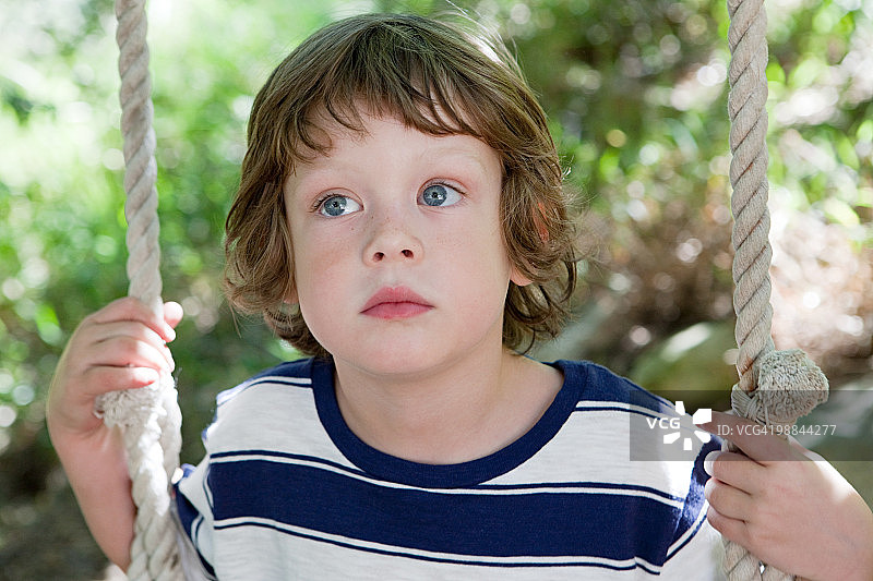 荡秋千的男孩图片素材