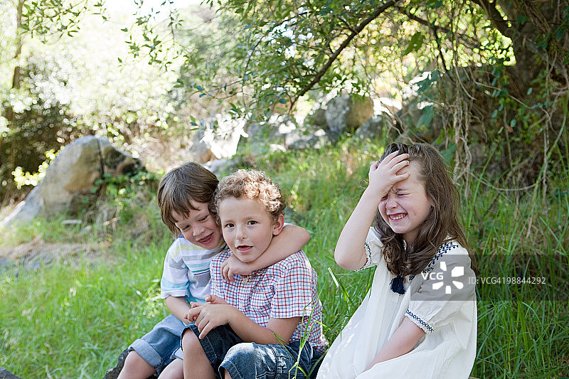 男孩和女孩在户外嬉戏图片素材
