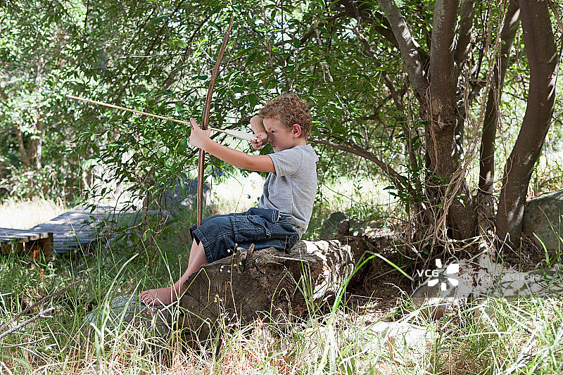 拿着弓箭的男孩图片素材