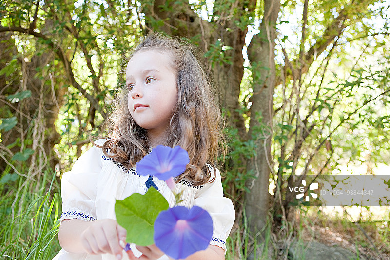 手拿鲜花的女孩图片素材