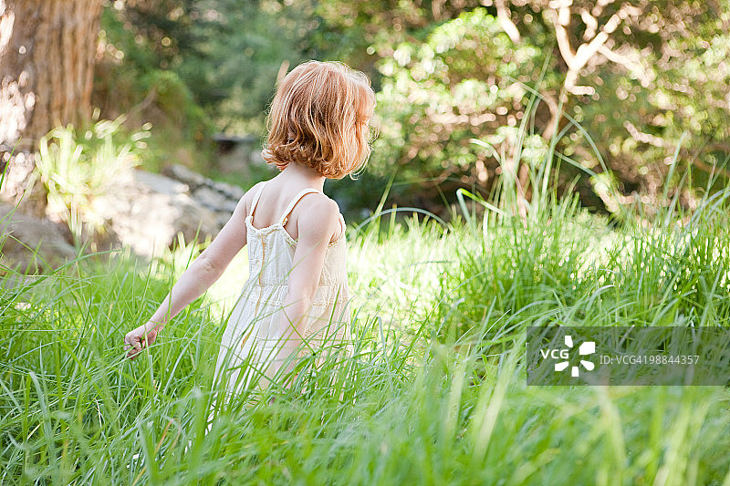 草地上的小女孩图片素材