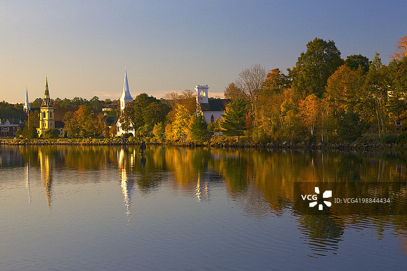 新斯科舍马霍恩湾城镇建筑与秋叶图片素材