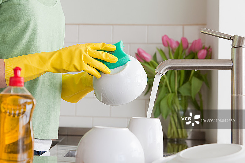 女人在洗碗图片素材