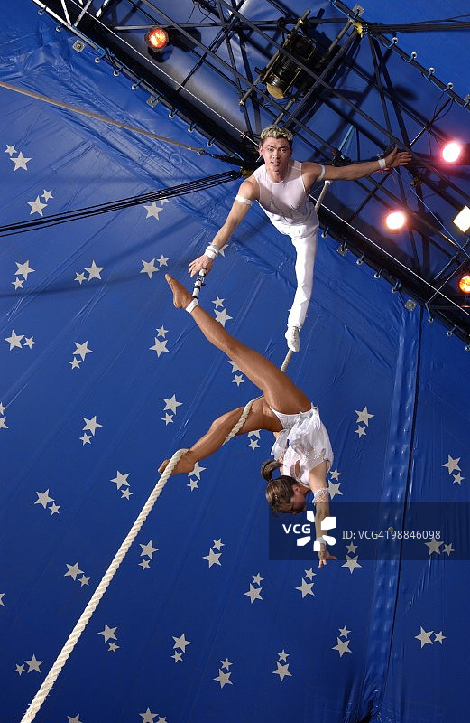 低角度拍摄的走钢丝马戏团表演者图片素材