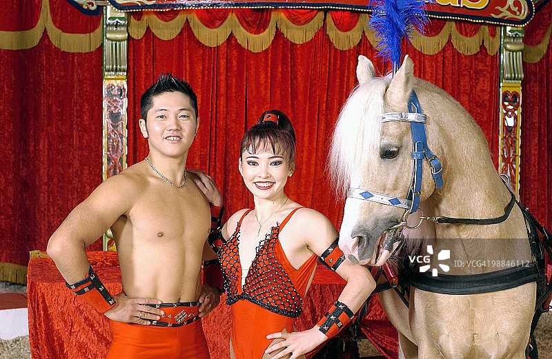 马戏团表演者与马图片素材
