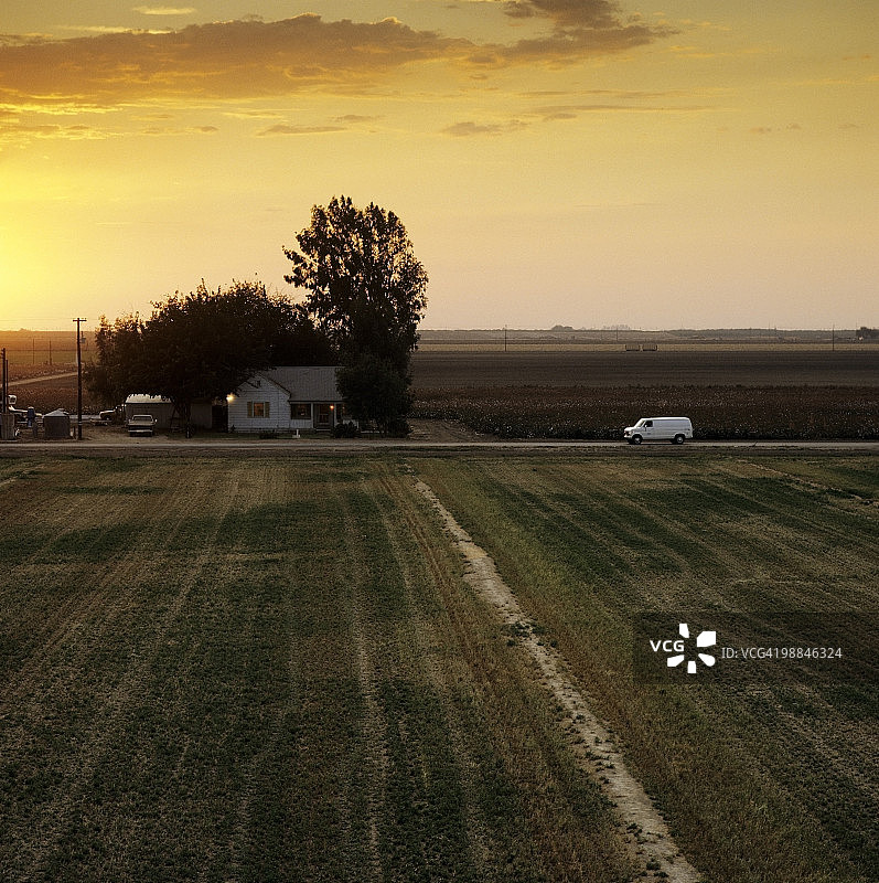 乡村道路上的送货卡车图片素材