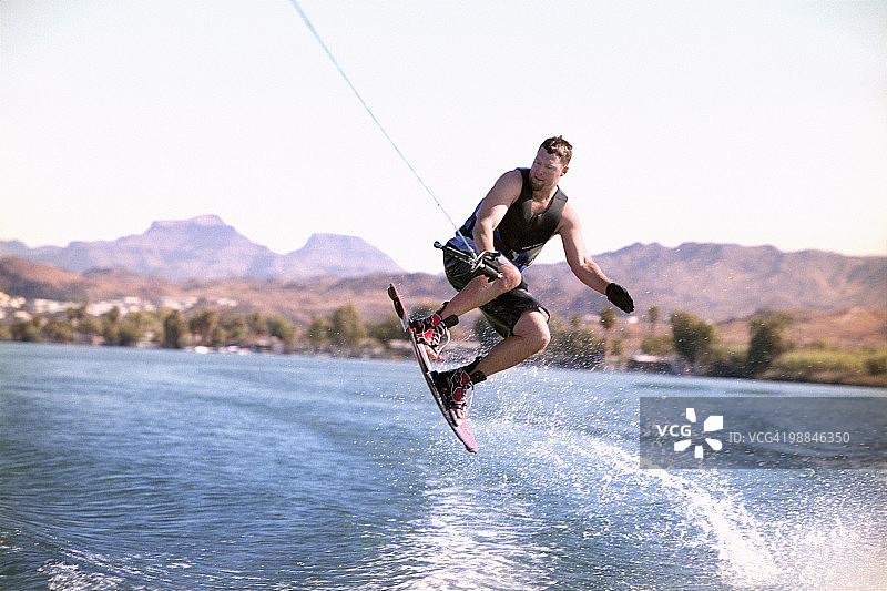 男人滑水图片素材