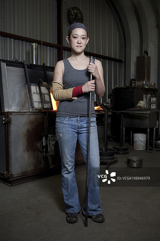 手持吹管的玻璃吹制工肖像图片素材