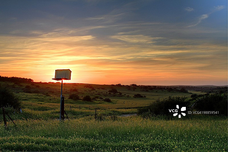 乡村日落背景下的鸽舍图片素材