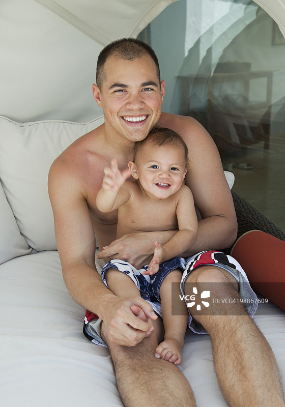 父亲抱着坐在腿上的儿子图片素材