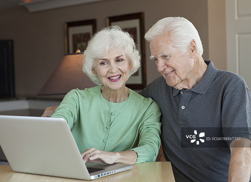 一对白人夫妇一起使用笔记本电脑图片素材