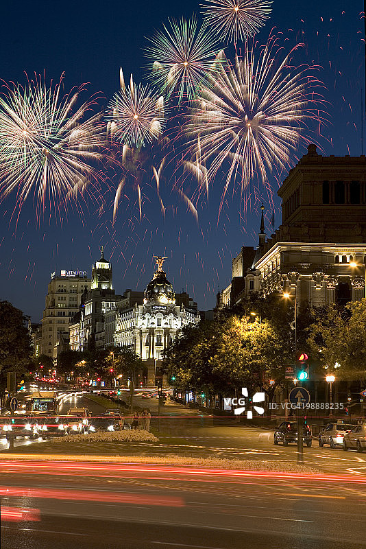 西班牙马德里格兰大道上空的烟花图片素材