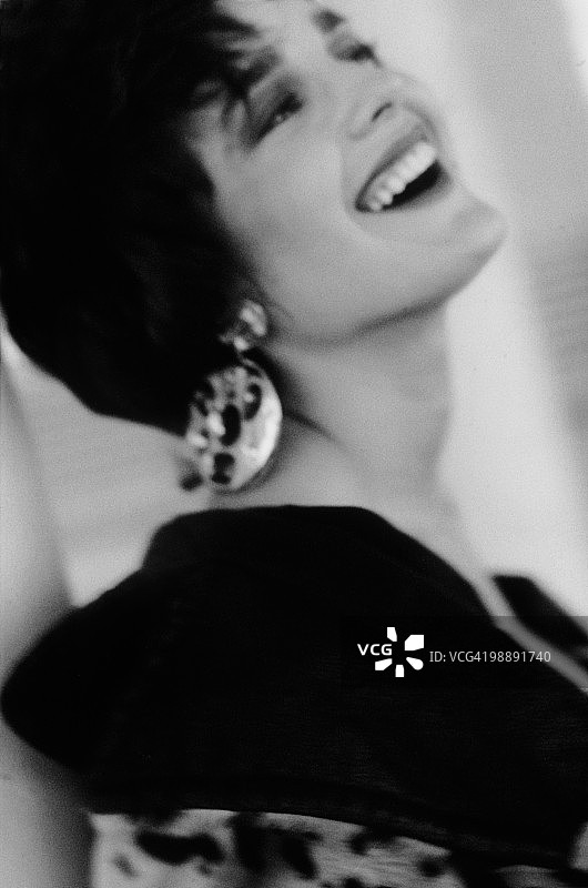 夜晚外出欢笑的女人图片素材