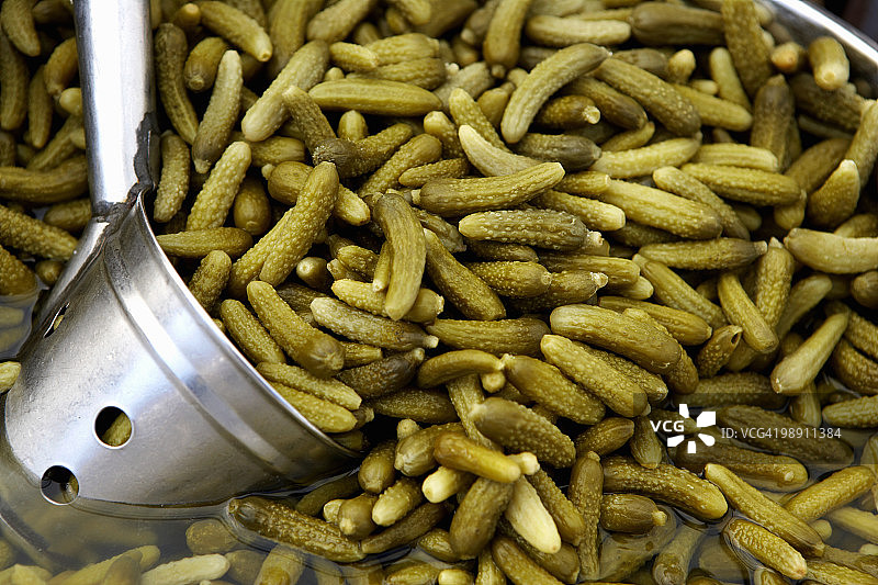 整箱腌制小黄瓜和勺子图片素材