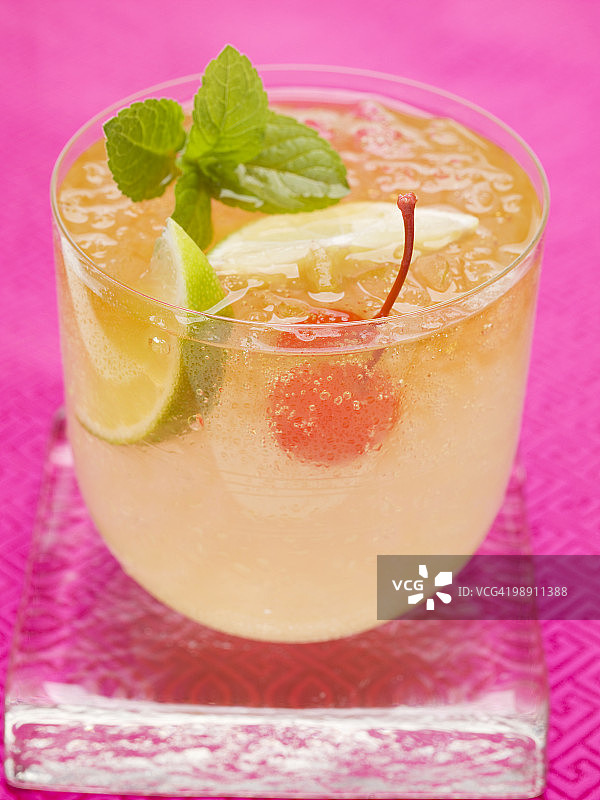 配青柠和鸡尾酒樱桃的曼哈顿鸡尾酒图片素材