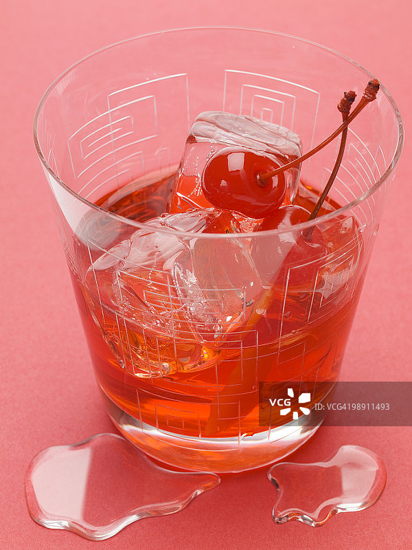 曼哈顿与鸡尾酒樱桃和冰块，特写图片素材
