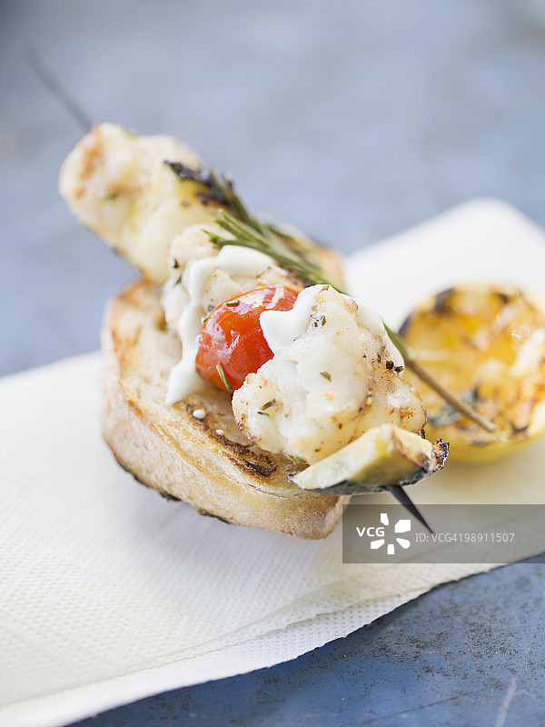 烤鱼蔬菜串配烤面包特写图片素材