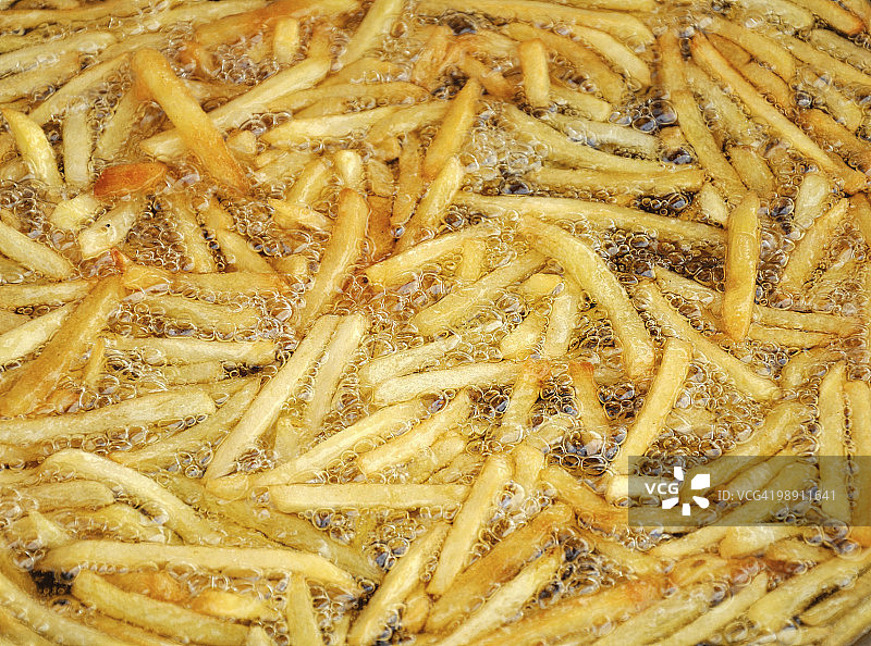 近距离油炸棕榈油薯条图片素材