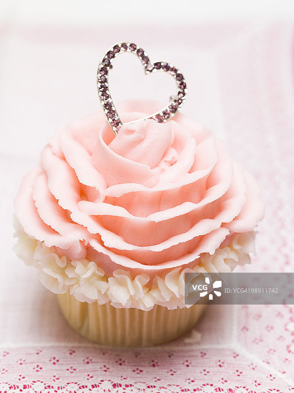 情人节玫瑰纸杯蛋糕特写图片素材