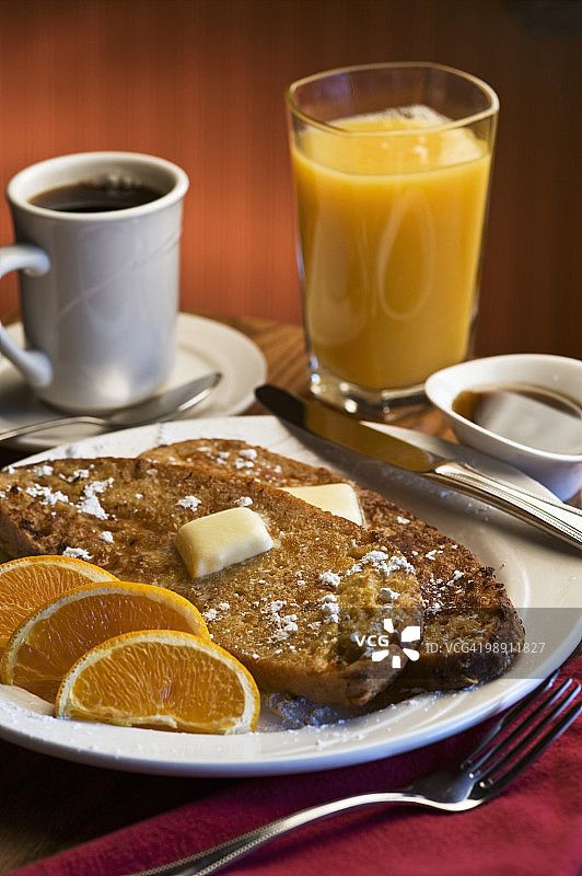橙子、果汁和咖啡法式吐司早餐，特写图片素材