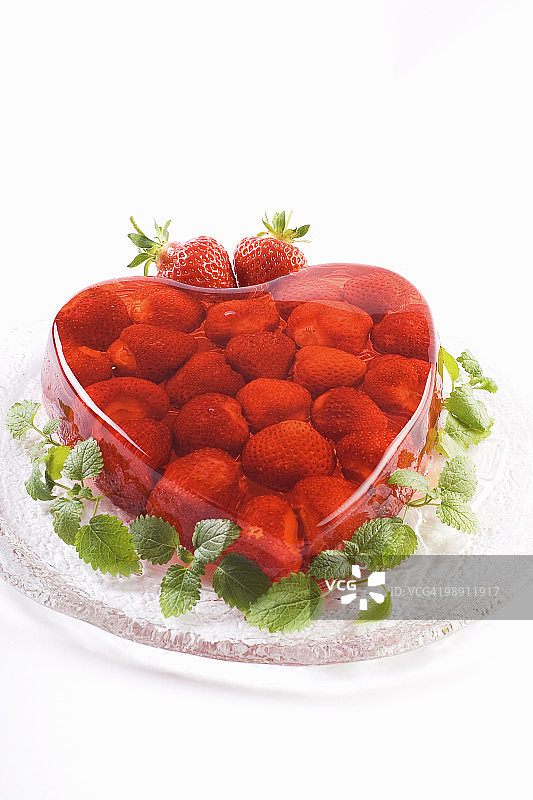 白色背景上的心形草莓果冻特写图片素材