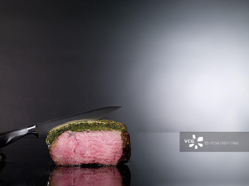 烤牛肉与刀图片素材