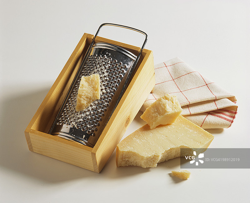 帕尔马干酪和擦丝器特写图片素材