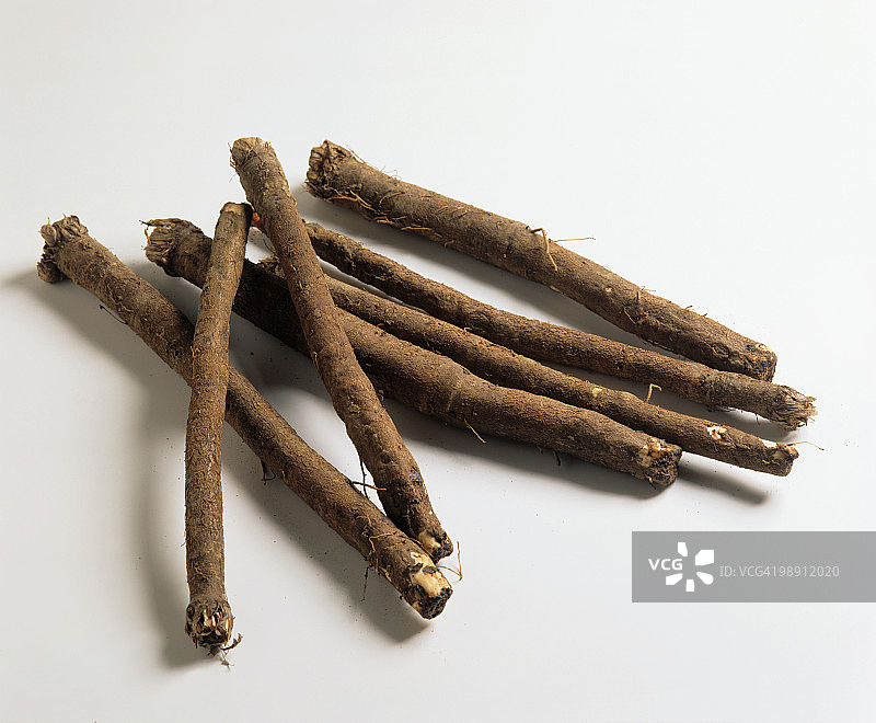 白色背景上的几种婆罗门参根特写图片素材