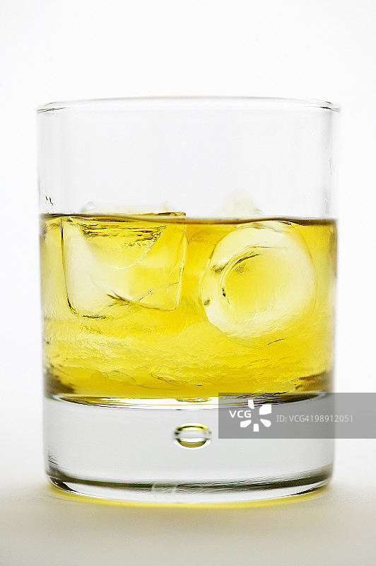 锈钉鸡尾酒（苏格兰威士忌和杜林标利口酒），特写图片素材