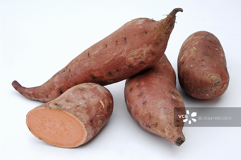 白色背景上的红薯，特写图片素材