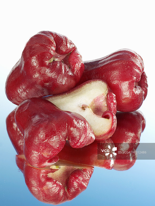 带倒影的爪哇榄特写图片素材