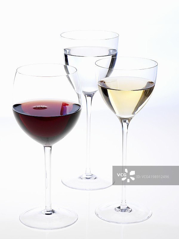 红葡萄酒、白葡萄酒和水杯特写图片素材
