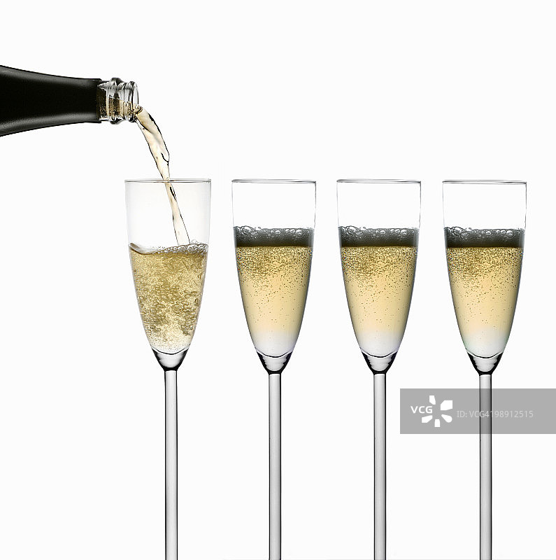 将起泡酒倒入玻璃杯中（特写）图片素材