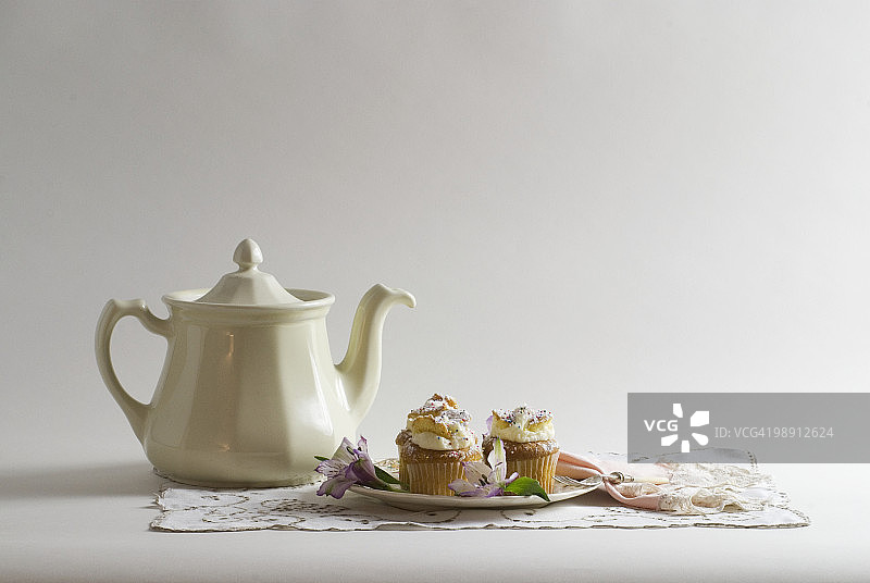 盛有茶壶的纸杯蛋糕盘图片素材