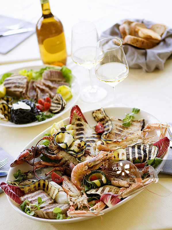 烤鱼、贝类和蔬菜拼盘，特写图片素材