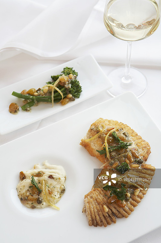 烤多莉鱼配柑橘松子图片素材