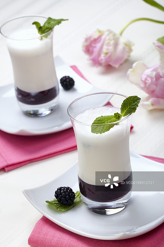 香草风味酪乳黑莓泥特写图片素材