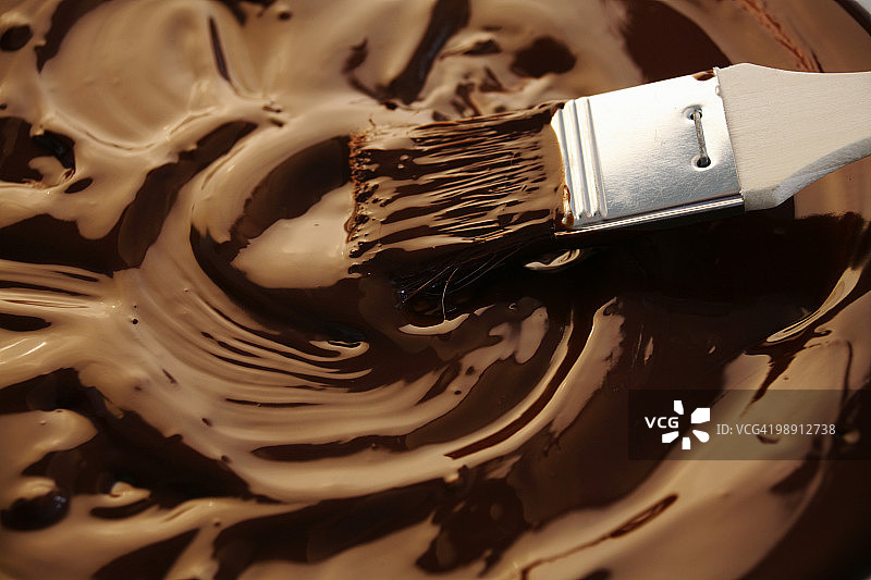 刷融化的巧克力，特写镜头图片素材