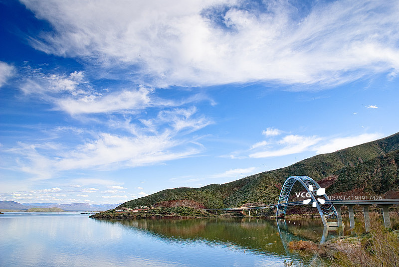 亚利桑那州罗斯福湖上的桥梁图片素材