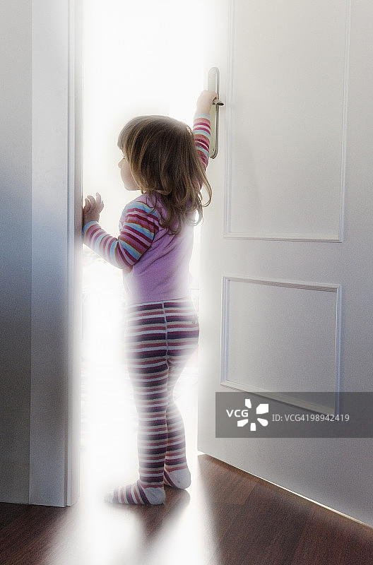 孩子开门图片素材