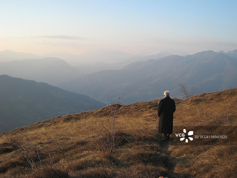 孤独的夜晚漫游者图片素材