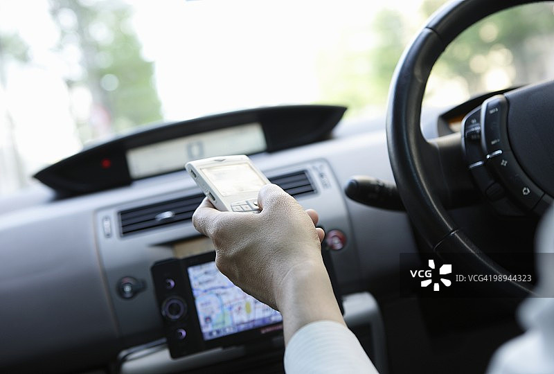 在车内使用PDA的商人特写图片素材