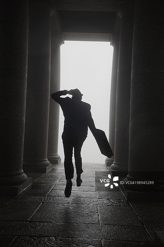 奔向光明的商人图片素材