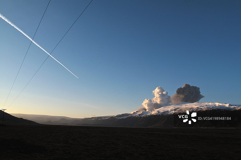 埃亚菲亚德拉火山和飞机尾迹图片素材