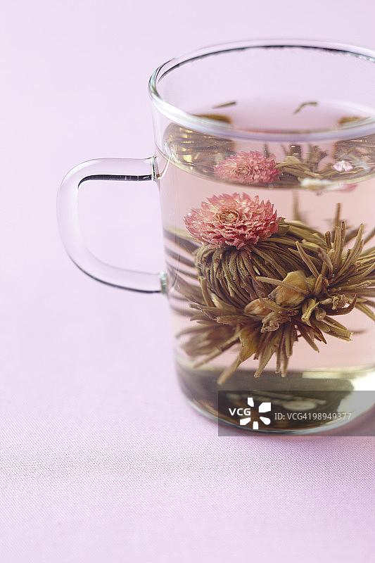 透明杯中绽放的绿茶图片素材